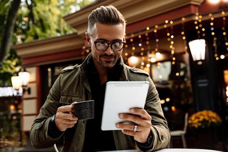 MEN WITH GRAY HAIR IS NOW A TREND: KNOW HOW TO HAVE AN ELEGANT & NATURAL LOOK - Menfirst - Dye hair for men